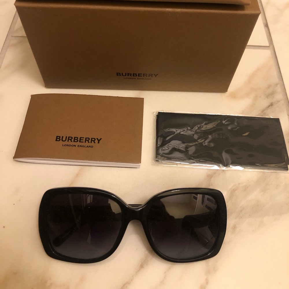🔥NEW BURBERRY SUNGLASSES 🔥 - Picture 5 of 15